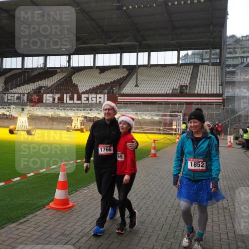 07.12.2025 - St. Pauli X-Mass-Run No. 15 Fabian Wolf http://msf.ph/oto/9400020 07.12.2025 11:04:30 Ziel 126, 285, 305, 361, 395, 700, 702, 740, 1643, 1766, 1769, 1852 meine-sportfotos.de