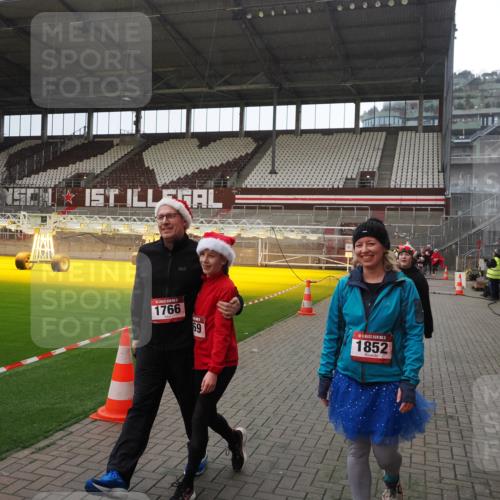 07.12.2025 - St. Pauli X-Mass-Run No. 15 Fabian Wolf http://msf.ph/oto/9400022 07.12.2025 11:04:30 Ziel 126, 285, 305, 361, 395, 700, 702, 740, 1643, 1766, 1769, 1852 meine-sportfotos.de