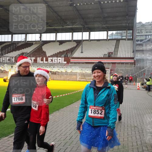 07.12.2025 - St. Pauli X-Mass-Run No. 15 Fabian Wolf http://msf.ph/oto/9400025 07.12.2025 11:04:31 Ziel 126, 285, 305, 361, 395, 700, 702, 740, 1643, 1766, 1769, 1852 meine-sportfotos.de