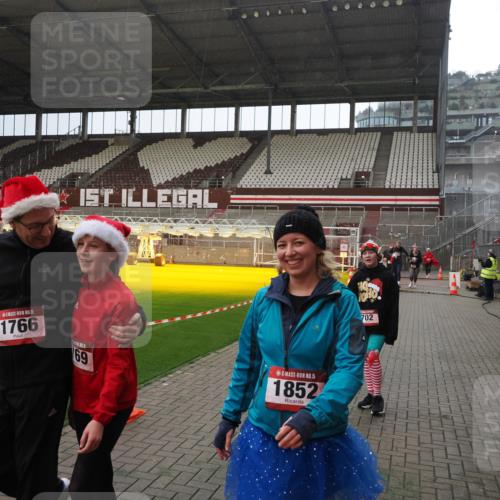 07.12.2025 - St. Pauli X-Mass-Run No. 15 Fabian Wolf http://msf.ph/oto/9400026 07.12.2025 11:04:31 Ziel 126, 285, 305, 361, 395, 700, 702, 740, 1643, 1766, 1769, 1852 meine-sportfotos.de
