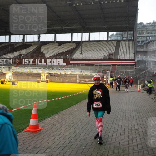 07.12.2025 - St. Pauli X-Mass-Run No. 15 Fabian Wolf http://msf.ph/oto/9400032 07.12.2025 11:04:32 Ziel 126, 285, 305, 361, 395, 700, 702, 740, 1643, 1766, 1769, 1852 meine-sportfotos.de