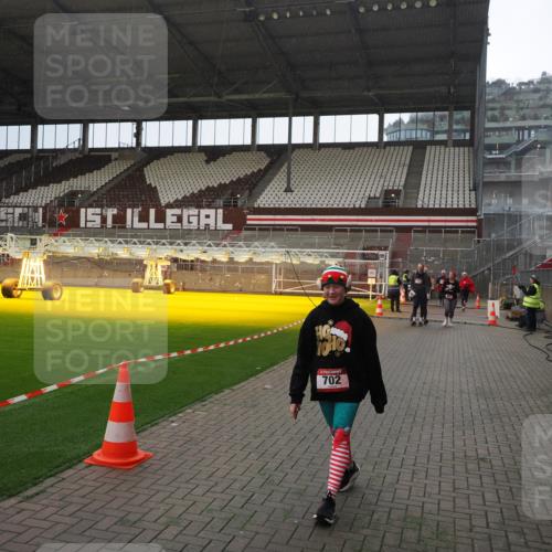 07.12.2025 - St. Pauli X-Mass-Run No. 15 Fabian Wolf http://msf.ph/oto/9400033 07.12.2025 11:04:32 Ziel 126, 285, 305, 361, 395, 700, 702, 740, 1643, 1766, 1769, 1852 meine-sportfotos.de