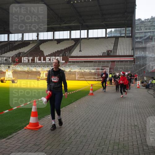 07.12.2025 - St. Pauli X-Mass-Run No. 15 Fabian Wolf http://msf.ph/oto/9400052 07.12.2025 11:04:43 Ziel 33, 361, 395, 1643, 2791, 2919, 3719, 4561, 4563, 4565, 4566, 4567, 4568, 4569, 4570, 4571, 4576, 4578 meine-sportfotos.de