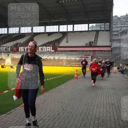 07.12.2025 - St. Pauli X-Mass-Run No. 15 Fabian Wolf http://msf.ph/oto/9400058 07.12.2025 11:04:44 Ziel 33, 361, 395, 1643, 2791, 2919, 3719, 4561, 4563, 4565, 4566, 4567, 4568, 4569, 4570, 4571, 4573, 4576, 4577, 4578 meine-sportfotos.de