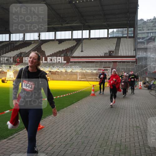 07.12.2025 - St. Pauli X-Mass-Run No. 15 Fabian Wolf http://msf.ph/oto/9400059 07.12.2025 11:04:44 Ziel 33, 361, 395, 1643, 2791, 2919, 3719, 4561, 4563, 4565, 4566, 4567, 4568, 4569, 4570, 4571, 4573, 4576, 4577, 4578 meine-sportfotos.de