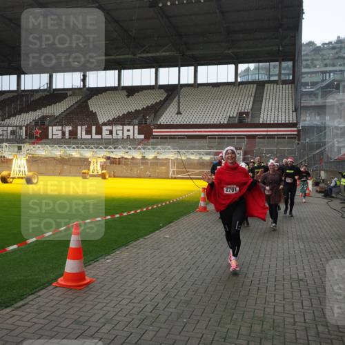 07.12.2025 - St. Pauli X-Mass-Run No. 15 Fabian Wolf http://msf.ph/oto/9400060 07.12.2025 11:04:45 Ziel 33, 361, 395, 1643, 2791, 2919, 3719, 4561, 4562, 4563, 4565, 4566, 4567, 4568, 4569, 4570, 4571, 4572, 4573, 4575, 4576, 4577, 4578 meine-sportfotos.de