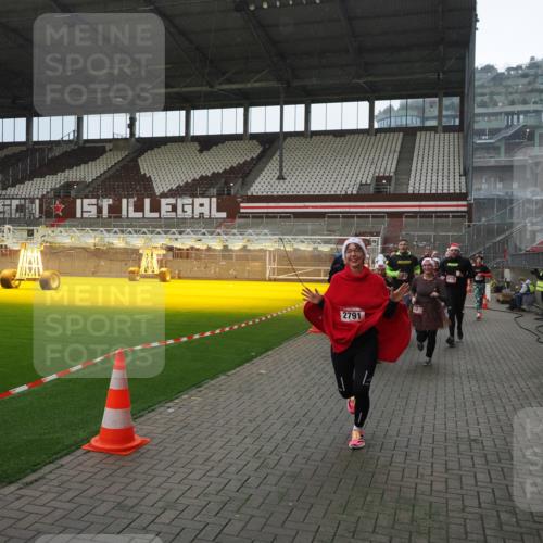 07.12.2025 - St. Pauli X-Mass-Run No. 15 Fabian Wolf http://msf.ph/oto/9400061 07.12.2025 11:04:46 Ziel 33, 361, 395, 1643, 2791, 2919, 3719, 4561, 4562, 4563, 4565, 4566, 4567, 4568, 4569, 4570, 4571, 4572, 4573, 4575, 4576, 4577, 4578 meine-sportfotos.de