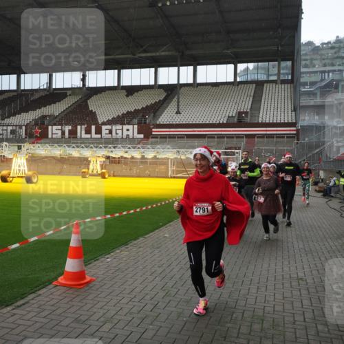 07.12.2025 - St. Pauli X-Mass-Run No. 15 Fabian Wolf http://msf.ph/oto/9400063 07.12.2025 11:04:46 Ziel 33, 361, 395, 1643, 2791, 2919, 3719, 4561, 4562, 4563, 4565, 4566, 4567, 4568, 4569, 4570, 4571, 4572, 4573, 4575, 4576, 4577, 4578 meine-sportfotos.de