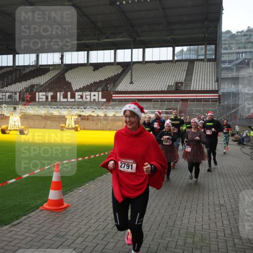 07.12.2025 - St. Pauli X-Mass-Run No. 15 Fabian Wolf http://msf.ph/oto/9400065 07.12.2025 11:04:46 Ziel 33, 361, 395, 1643, 2791, 2919, 3719, 4561, 4562, 4563, 4565, 4566, 4567, 4568, 4569, 4570, 4571, 4572, 4573, 4575, 4576, 4577, 4578 meine-sportfotos.de