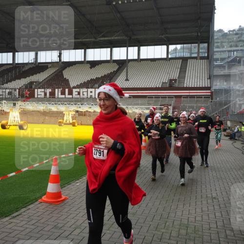 07.12.2025 - St. Pauli X-Mass-Run No. 15 Fabian Wolf http://msf.ph/oto/9400066 07.12.2025 11:04:47 Ziel 33, 361, 395, 1643, 2791, 2919, 3719, 4561, 4562, 4563, 4565, 4566, 4567, 4568, 4569, 4570, 4571, 4572, 4573, 4575, 4576, 4577, 4578 meine-sportfotos.de