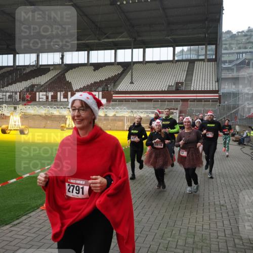 07.12.2025 - St. Pauli X-Mass-Run No. 15 Fabian Wolf http://msf.ph/oto/9400067 07.12.2025 11:04:47 Ziel 33, 361, 395, 1643, 2791, 2919, 3719, 4561, 4562, 4563, 4565, 4566, 4567, 4568, 4569, 4570, 4571, 4572, 4573, 4575, 4576, 4577, 4578 meine-sportfotos.de