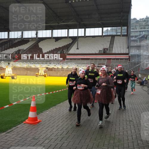 07.12.2025 - St. Pauli X-Mass-Run No. 15 Fabian Wolf http://msf.ph/oto/9400068 07.12.2025 11:04:47 Ziel 33, 361, 395, 1643, 2791, 2919, 3719, 4561, 4562, 4563, 4565, 4566, 4567, 4568, 4569, 4570, 4571, 4572, 4573, 4575, 4576, 4577, 4578 meine-sportfotos.de