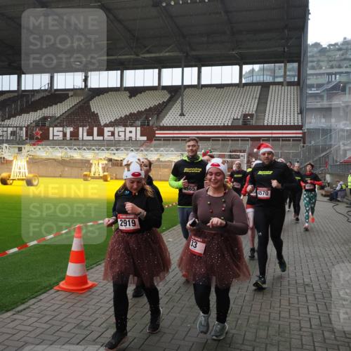 07.12.2025 - St. Pauli X-Mass-Run No. 15 Fabian Wolf http://msf.ph/oto/9400071 07.12.2025 11:04:48 Ziel 33, 361, 395, 1212, 1411, 1643, 2791, 2919, 3719, 4561, 4562, 4563, 4565, 4566, 4567, 4568, 4569, 4570, 4571, 4572, 4573, 4575, 4576, 4577, 4578 meine-sportfotos.de