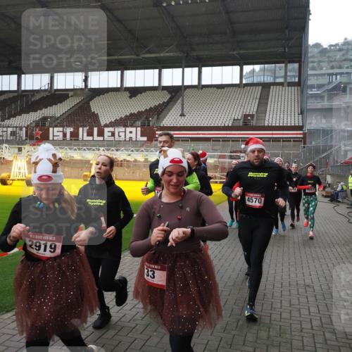 07.12.2025 - St. Pauli X-Mass-Run No. 15 Fabian Wolf http://msf.ph/oto/9400073 07.12.2025 11:04:48 Ziel 33, 361, 395, 1212, 1411, 1643, 2791, 2919, 3719, 4561, 4562, 4563, 4565, 4566, 4567, 4568, 4569, 4570, 4571, 4572, 4573, 4575, 4576, 4577, 4578 meine-sportfotos.de