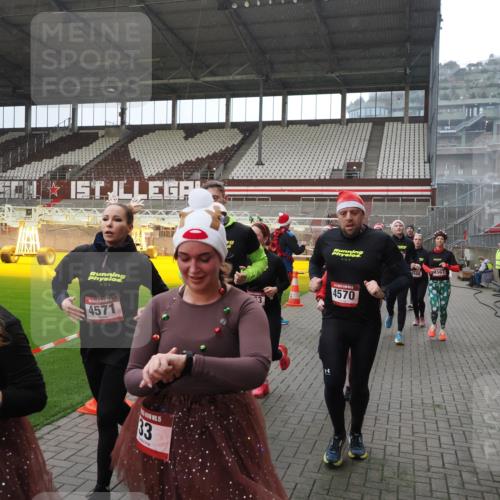 07.12.2025 - St. Pauli X-Mass-Run No. 15 Fabian Wolf http://msf.ph/oto/9400074 07.12.2025 11:04:49 Ziel 33, 361, 395, 1212, 1411, 1643, 2791, 2919, 3719, 4561, 4562, 4563, 4565, 4566, 4567, 4568, 4569, 4570, 4571, 4572, 4573, 4575, 4576, 4577, 4578 meine-sportfotos.de