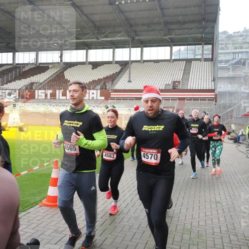 07.12.2025 - St. Pauli X-Mass-Run No. 15 Fabian Wolf http://msf.ph/oto/9400076 07.12.2025 11:04:49 Ziel 33, 361, 395, 1212, 1411, 1643, 2791, 2919, 3719, 4561, 4562, 4563, 4565, 4566, 4567, 4568, 4569, 4570, 4571, 4572, 4573, 4575, 4576, 4577, 4578 meine-sportfotos.de