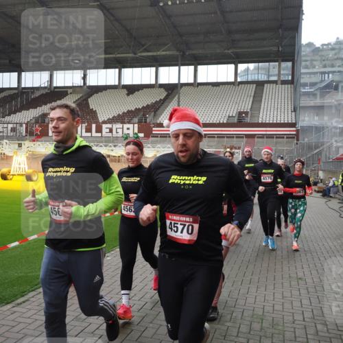 07.12.2025 - St. Pauli X-Mass-Run No. 15 Fabian Wolf http://msf.ph/oto/9400077 07.12.2025 11:04:49 Ziel 33, 361, 395, 1212, 1411, 1643, 2791, 2919, 3719, 4561, 4562, 4563, 4565, 4566, 4567, 4568, 4569, 4570, 4571, 4572, 4573, 4575, 4576, 4577, 4578 meine-sportfotos.de