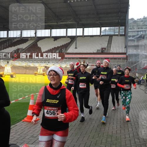 07.12.2025 - St. Pauli X-Mass-Run No. 15 Fabian Wolf http://msf.ph/oto/9400081 07.12.2025 11:04:50 Ziel 33, 117, 128, 361, 395, 1212, 1411, 2791, 2919, 3719, 4561, 4562, 4563, 4565, 4566, 4567, 4568, 4569, 4570, 4571, 4572, 4573, 4575, 4576, 4577, 4578 meine-sportfotos.de