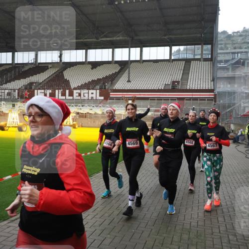 07.12.2025 - St. Pauli X-Mass-Run No. 15 Fabian Wolf http://msf.ph/oto/9400082 07.12.2025 11:04:50 Ziel 33, 117, 128, 361, 395, 1212, 1411, 2791, 2919, 3719, 4561, 4562, 4563, 4565, 4566, 4567, 4568, 4569, 4570, 4571, 4572, 4573, 4575, 4576, 4577, 4578 meine-sportfotos.de