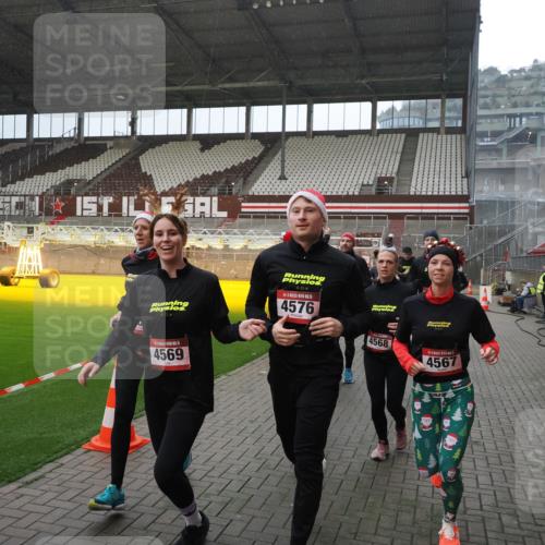 07.12.2025 - St. Pauli X-Mass-Run No. 15 Fabian Wolf http://msf.ph/oto/9400085 07.12.2025 11:04:51 Ziel 33, 117, 128, 1212, 1411, 2791, 2919, 3719, 4561, 4562, 4563, 4565, 4566, 4567, 4568, 4569, 4570, 4571, 4572, 4573, 4575, 4576, 4577, 4578 meine-sportfotos.de