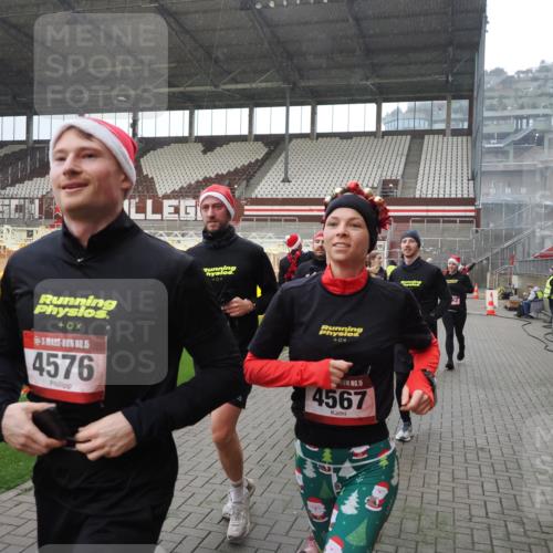 07.12.2025 - St. Pauli X-Mass-Run No. 15 Fabian Wolf http://msf.ph/oto/9400088 07.12.2025 11:04:51 Ziel 33, 117, 128, 1212, 1411, 2791, 2919, 3719, 4561, 4562, 4563, 4565, 4566, 4567, 4568, 4569, 4570, 4571, 4572, 4573, 4575, 4576, 4577, 4578 meine-sportfotos.de