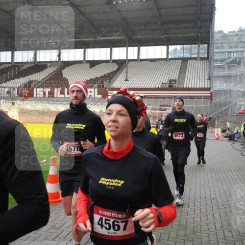 07.12.2025 - St. Pauli X-Mass-Run No. 15 Fabian Wolf http://msf.ph/oto/9400089 07.12.2025 11:04:52 Ziel 33, 117, 128, 1212, 1411, 2791, 2919, 3719, 4561, 4562, 4563, 4565, 4566, 4567, 4568, 4569, 4570, 4571, 4572, 4573, 4575, 4576, 4577, 4578 meine-sportfotos.de