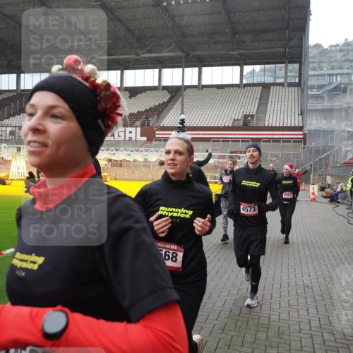 07.12.2025 - St. Pauli X-Mass-Run No. 15 Fabian Wolf http://msf.ph/oto/9400090 07.12.2025 11:04:52 Ziel 33, 117, 128, 1212, 1411, 2791, 2919, 3719, 4561, 4562, 4563, 4565, 4566, 4567, 4568, 4569, 4570, 4571, 4572, 4573, 4575, 4576, 4577, 4578 meine-sportfotos.de