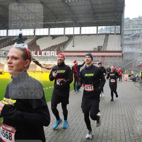 07.12.2025 - St. Pauli X-Mass-Run No. 15 Fabian Wolf http://msf.ph/oto/9400092 07.12.2025 11:04:52 Ziel 33, 117, 128, 1212, 1411, 2791, 2919, 3719, 4561, 4562, 4563, 4565, 4566, 4567, 4568, 4569, 4570, 4571, 4572, 4573, 4575, 4576, 4577, 4578 meine-sportfotos.de