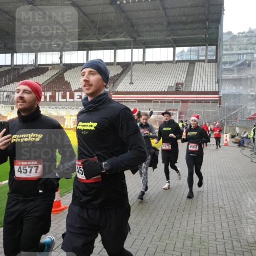 07.12.2025 - St. Pauli X-Mass-Run No. 15 Fabian Wolf http://msf.ph/oto/9400095 07.12.2025 11:04:53 Ziel 33, 117, 128, 1212, 1411, 2791, 2919, 3719, 4561, 4562, 4563, 4565, 4566, 4567, 4568, 4569, 4570, 4571, 4572, 4573, 4575, 4576, 4577, 4578 meine-sportfotos.de