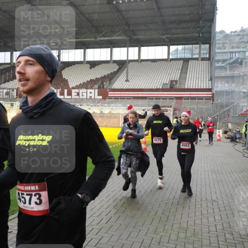07.12.2025 - St. Pauli X-Mass-Run No. 15 Fabian Wolf http://msf.ph/oto/9400096 07.12.2025 11:04:53 Ziel 33, 117, 128, 1212, 1411, 2791, 2919, 3719, 4561, 4562, 4563, 4565, 4566, 4567, 4568, 4569, 4570, 4571, 4572, 4573, 4575, 4576, 4577, 4578 meine-sportfotos.de
