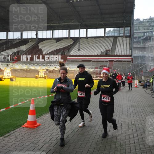 07.12.2025 - St. Pauli X-Mass-Run No. 15 Fabian Wolf http://msf.ph/oto/9400099 07.12.2025 11:04:54 Ziel 33, 117, 128, 1212, 1411, 2919, 3719, 4561, 4562, 4563, 4565, 4566, 4567, 4568, 4569, 4570, 4571, 4572, 4573, 4575, 4576, 4577, 4578 meine-sportfotos.de