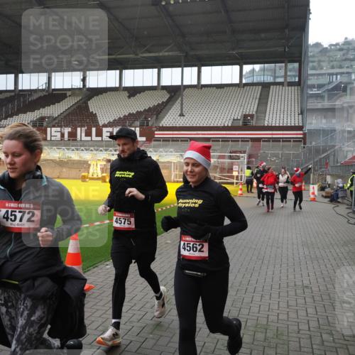 07.12.2025 - St. Pauli X-Mass-Run No. 15 Fabian Wolf http://msf.ph/oto/9400102 07.12.2025 11:04:54 Ziel 33, 117, 128, 1212, 1411, 2919, 3719, 4561, 4562, 4563, 4565, 4566, 4567, 4568, 4569, 4570, 4571, 4572, 4573, 4575, 4576, 4577, 4578 meine-sportfotos.de