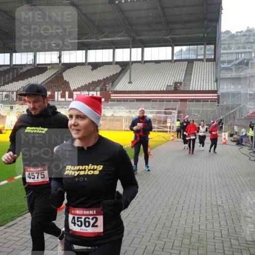 07.12.2025 - St. Pauli X-Mass-Run No. 15 Fabian Wolf http://msf.ph/oto/9400104 07.12.2025 11:04:55 Ziel 33, 117, 128, 1212, 1411, 2919, 4561, 4562, 4563, 4565, 4566, 4567, 4568, 4569, 4570, 4571, 4572, 4573, 4575, 4576, 4577, 4578 meine-sportfotos.de