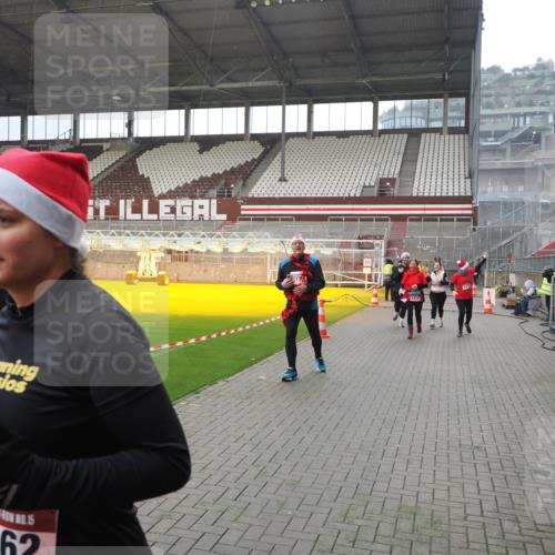 07.12.2025 - St. Pauli X-Mass-Run No. 15 Fabian Wolf http://msf.ph/oto/9400105 07.12.2025 11:04:55 Ziel 33, 117, 128, 1212, 1411, 2919, 4561, 4562, 4563, 4565, 4566, 4567, 4568, 4569, 4570, 4571, 4572, 4573, 4575, 4576, 4577, 4578 meine-sportfotos.de