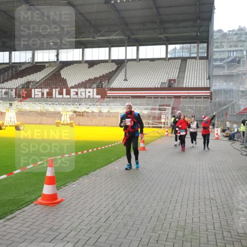 07.12.2025 - St. Pauli X-Mass-Run No. 15 Fabian Wolf http://msf.ph/oto/9400106 07.12.2025 11:04:55 Ziel 33, 117, 128, 1212, 1411, 2919, 4561, 4562, 4563, 4565, 4566, 4567, 4568, 4569, 4570, 4571, 4572, 4573, 4575, 4576, 4577, 4578 meine-sportfotos.de