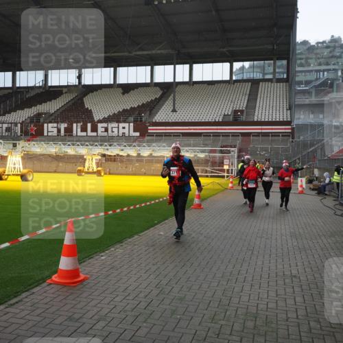 07.12.2025 - St. Pauli X-Mass-Run No. 15 Fabian Wolf http://msf.ph/oto/9400107 07.12.2025 11:04:55 Ziel 33, 117, 128, 1212, 1411, 2919, 4561, 4562, 4563, 4565, 4566, 4567, 4568, 4569, 4570, 4571, 4572, 4573, 4575, 4576, 4577, 4578 meine-sportfotos.de