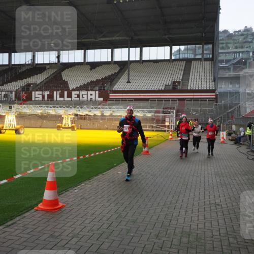 07.12.2025 - St. Pauli X-Mass-Run No. 15 Fabian Wolf http://msf.ph/oto/9400108 07.12.2025 11:04:55 Ziel 33, 117, 128, 1212, 1411, 2919, 4561, 4562, 4563, 4565, 4566, 4567, 4568, 4569, 4570, 4571, 4572, 4573, 4575, 4576, 4577, 4578 meine-sportfotos.de
