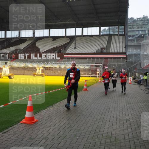 07.12.2025 - St. Pauli X-Mass-Run No. 15 Fabian Wolf http://msf.ph/oto/9400110 07.12.2025 11:04:56 Ziel 33, 117, 128, 1212, 1411, 2919, 4561, 4562, 4563, 4565, 4566, 4567, 4568, 4569, 4570, 4571, 4572, 4573, 4575, 4576, 4577, 4578 meine-sportfotos.de