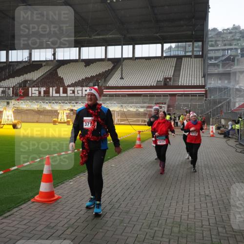 07.12.2025 - St. Pauli X-Mass-Run No. 15 Fabian Wolf http://msf.ph/oto/9400113 07.12.2025 11:04:57 Ziel 33, 117, 128, 1212, 1411, 2919, 4561, 4562, 4563, 4565, 4566, 4567, 4568, 4569, 4570, 4571, 4572, 4573, 4575, 4576, 4577, 4578 meine-sportfotos.de