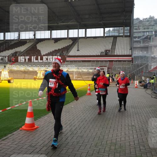 07.12.2025 - St. Pauli X-Mass-Run No. 15 Fabian Wolf http://msf.ph/oto/9400114 07.12.2025 11:04:57 Ziel 33, 117, 128, 1212, 1411, 2919, 4561, 4562, 4563, 4565, 4566, 4567, 4568, 4569, 4570, 4571, 4572, 4573, 4575, 4576, 4577, 4578 meine-sportfotos.de