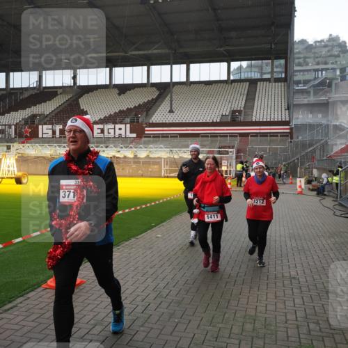 07.12.2025 - St. Pauli X-Mass-Run No. 15 Fabian Wolf http://msf.ph/oto/9400117 07.12.2025 11:04:58 Ziel 33, 117, 128, 1212, 1411, 2919, 4561, 4562, 4563, 4565, 4566, 4567, 4568, 4569, 4570, 4571, 4572, 4573, 4575, 4576, 4577, 4578 meine-sportfotos.de