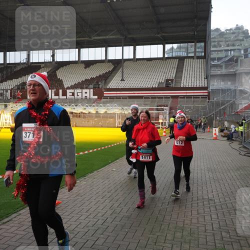 07.12.2025 - St. Pauli X-Mass-Run No. 15 Fabian Wolf http://msf.ph/oto/9400118 07.12.2025 11:04:58 Ziel 33, 117, 128, 1212, 1411, 2919, 4561, 4562, 4563, 4565, 4566, 4567, 4568, 4569, 4570, 4571, 4572, 4573, 4575, 4576, 4577, 4578 meine-sportfotos.de