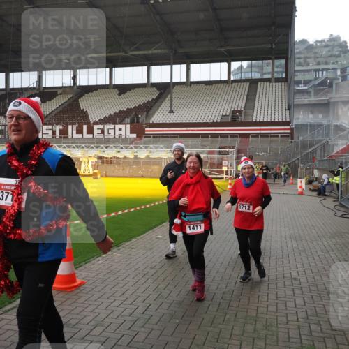 07.12.2025 - St. Pauli X-Mass-Run No. 15 Fabian Wolf http://msf.ph/oto/9400119 07.12.2025 11:04:58 Ziel 33, 117, 128, 1212, 1411, 2919, 4561, 4562, 4563, 4565, 4566, 4567, 4568, 4569, 4570, 4571, 4572, 4573, 4575, 4576, 4577, 4578 meine-sportfotos.de