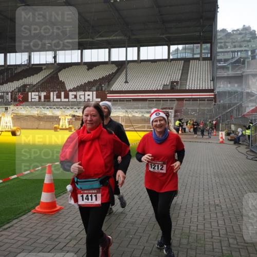 07.12.2025 - St. Pauli X-Mass-Run No. 15 Fabian Wolf http://msf.ph/oto/9400123 07.12.2025 11:04:59 Ziel 33, 117, 128, 1212, 1411, 2919, 4561, 4562, 4563, 4565, 4566, 4567, 4568, 4569, 4570, 4571, 4572, 4573, 4575, 4576, 4577, 4578 meine-sportfotos.de
