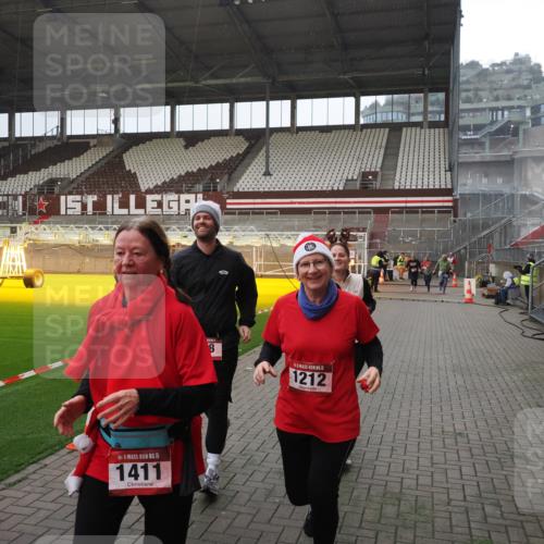07.12.2025 - St. Pauli X-Mass-Run No. 15 Fabian Wolf http://msf.ph/oto/9400124 07.12.2025 11:04:59 Ziel 33, 117, 128, 1212, 1411, 2919, 4561, 4562, 4563, 4565, 4566, 4567, 4568, 4569, 4570, 4571, 4572, 4573, 4575, 4576, 4577, 4578 meine-sportfotos.de