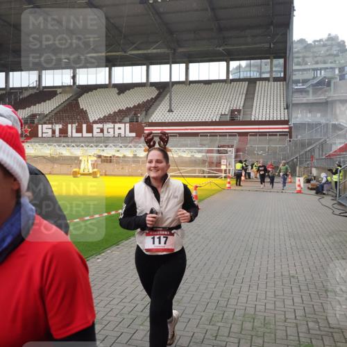 07.12.2025 - St. Pauli X-Mass-Run No. 15 Fabian Wolf http://msf.ph/oto/9400128 07.12.2025 11:05:00 Ziel 117, 128, 889, 1152, 1212, 1411, 4561, 4562, 4563, 4565, 4566, 4567, 4568, 4569, 4570, 4571, 4572, 4573, 4575, 4576, 4577, 4578 meine-sportfotos.de