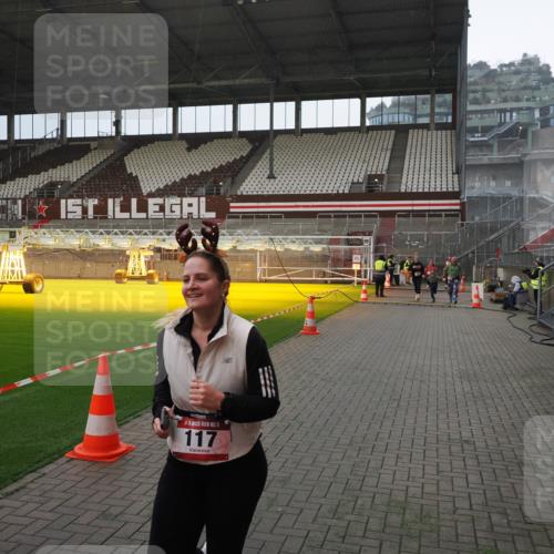 07.12.2025 - St. Pauli X-Mass-Run No. 15 Fabian Wolf http://msf.ph/oto/9400129 07.12.2025 11:05:00 Ziel 117, 128, 889, 1152, 1212, 1411, 4561, 4562, 4563, 4565, 4566, 4567, 4568, 4569, 4570, 4571, 4572, 4573, 4575, 4576, 4577, 4578 meine-sportfotos.de