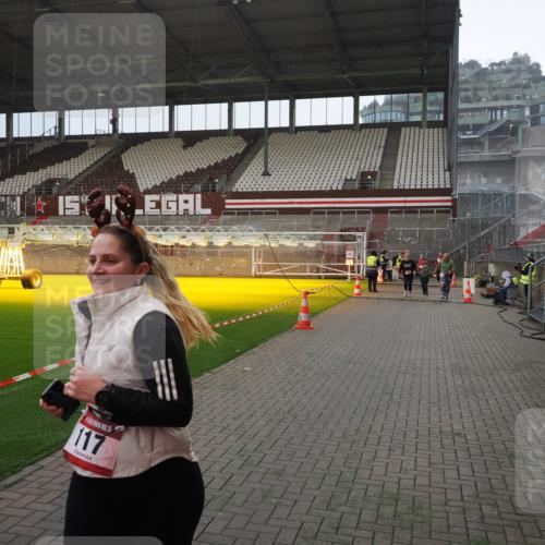 07.12.2025 - St. Pauli X-Mass-Run No. 15 Fabian Wolf http://msf.ph/oto/9400130 07.12.2025 11:05:01 Ziel 117, 128, 889, 1152, 1212, 1411, 4561, 4562, 4563, 4566, 4567, 4568, 4569, 4572, 4573, 4575, 4576, 4577, 4578 meine-sportfotos.de