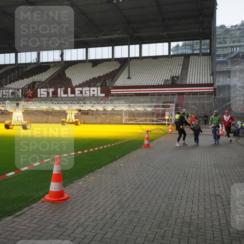 07.12.2025 - St. Pauli X-Mass-Run No. 15 Fabian Wolf http://msf.ph/oto/9400139 07.12.2025 11:05:04 Ziel 117, 128, 200, 201, 889, 1152, 1212, 1411, 4562, 4572, 4573, 4575, 4577 meine-sportfotos.de
