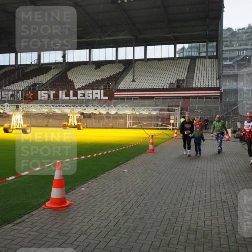 07.12.2025 - St. Pauli X-Mass-Run No. 15 Fabian Wolf http://msf.ph/oto/9400145 07.12.2025 11:05:05 Ziel 117, 128, 200, 201, 889, 1152, 1212, 1411, 4562, 4572, 4575 meine-sportfotos.de
